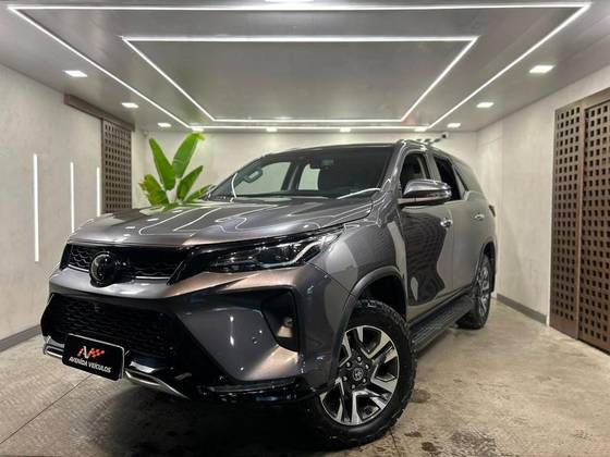 TOYOTA HILUX SW4 2.8 D-4D TURBO DIESEL SRX PLATINUM 4X4 AUTOMÁTICO